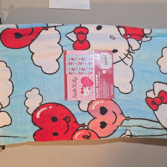HELLO KITTY BALLON VALENTINES BLANKET NWT - Picture 2 of 3